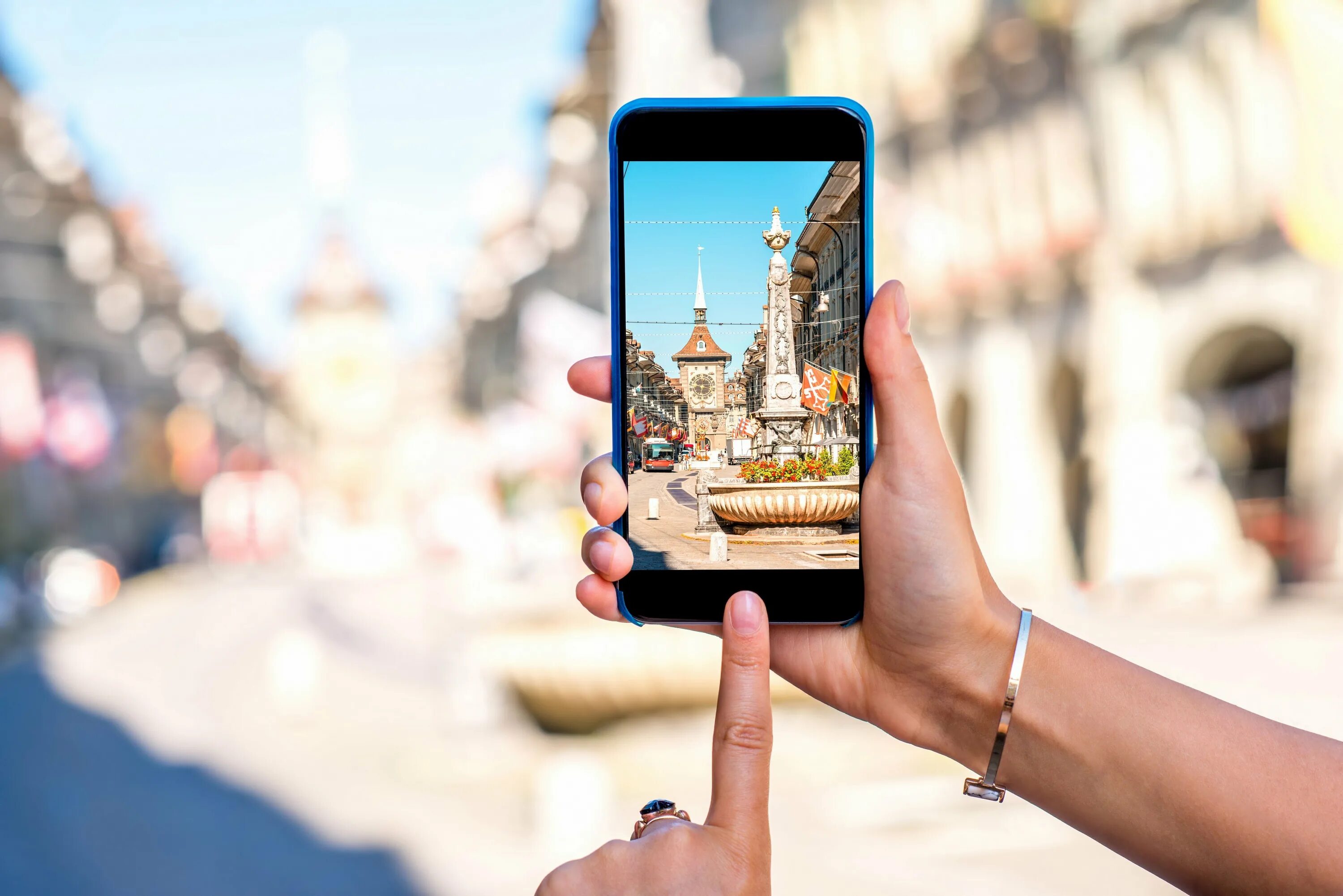 П через телефон. Смартфон в руке. рука фотографирует на телефон. фон для смартфона. человек фотографирует на телефон.