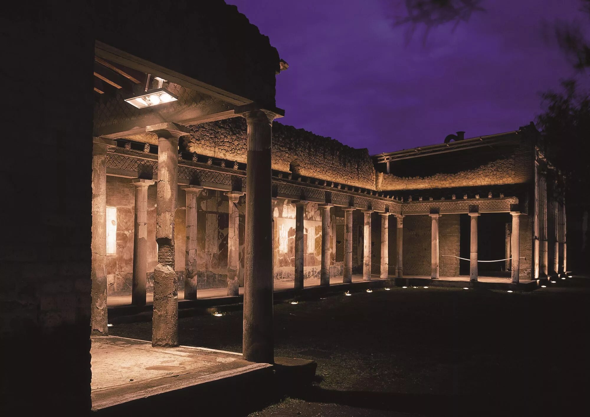 Помпеи скульптуры. Развалины помпеи. Застывшие статуи помпеи. Извержение вулкана везувий гибель помпеи. Темный фон развалины помпеи.