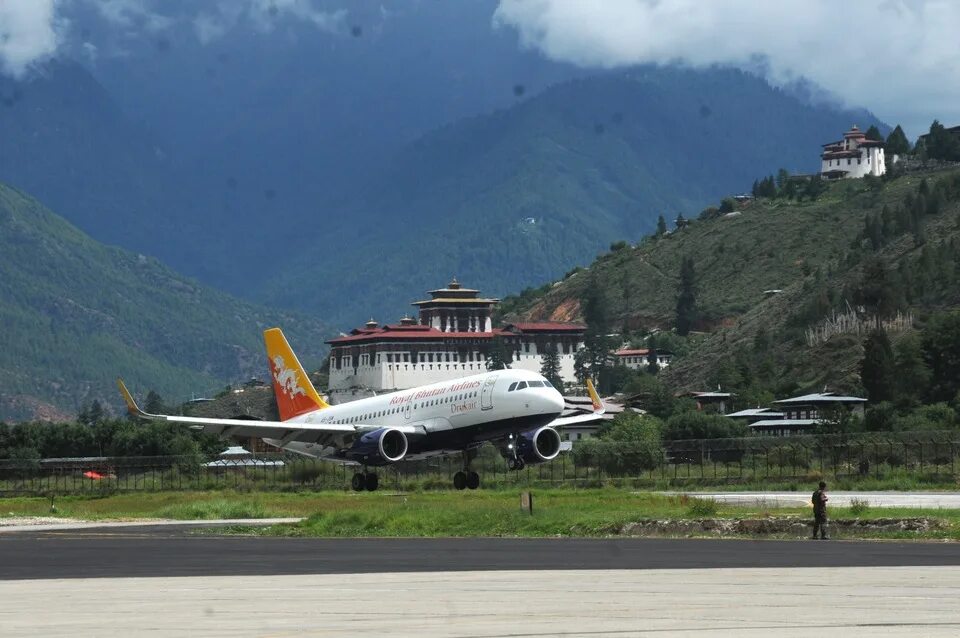 Аэропорт паро. Бутан транспорт. Butan Air. Bhutan Airlines. Аэропорт бутана