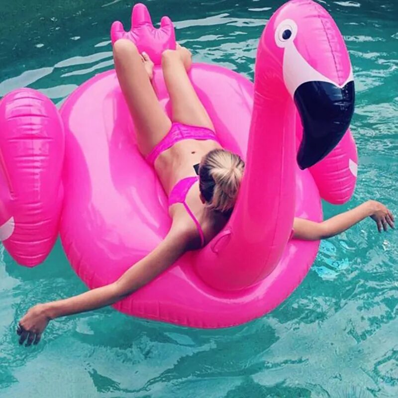 Фламинго для плавания. Надувной Фламинго для бассейна. Валберис розовый Фламинго надувной. Плавательный матрас Фламинго. Розовый Фламинго в бассейне.