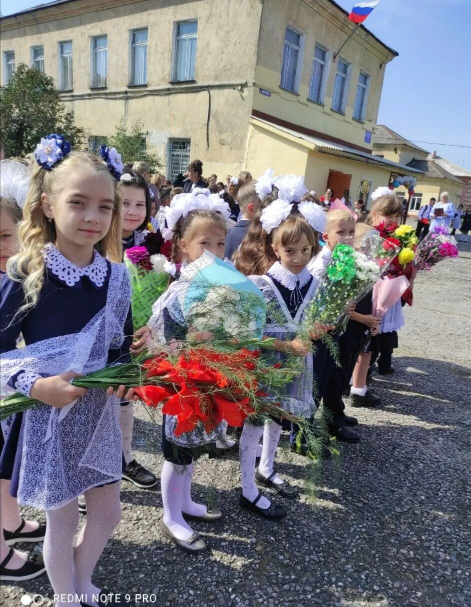 Прокопьевск школа 14 сайт. 29 Школа Прокопьевск. 1 Сентября день знаний. Школа 1 Прокопьевск. Линейка в 29 школе.