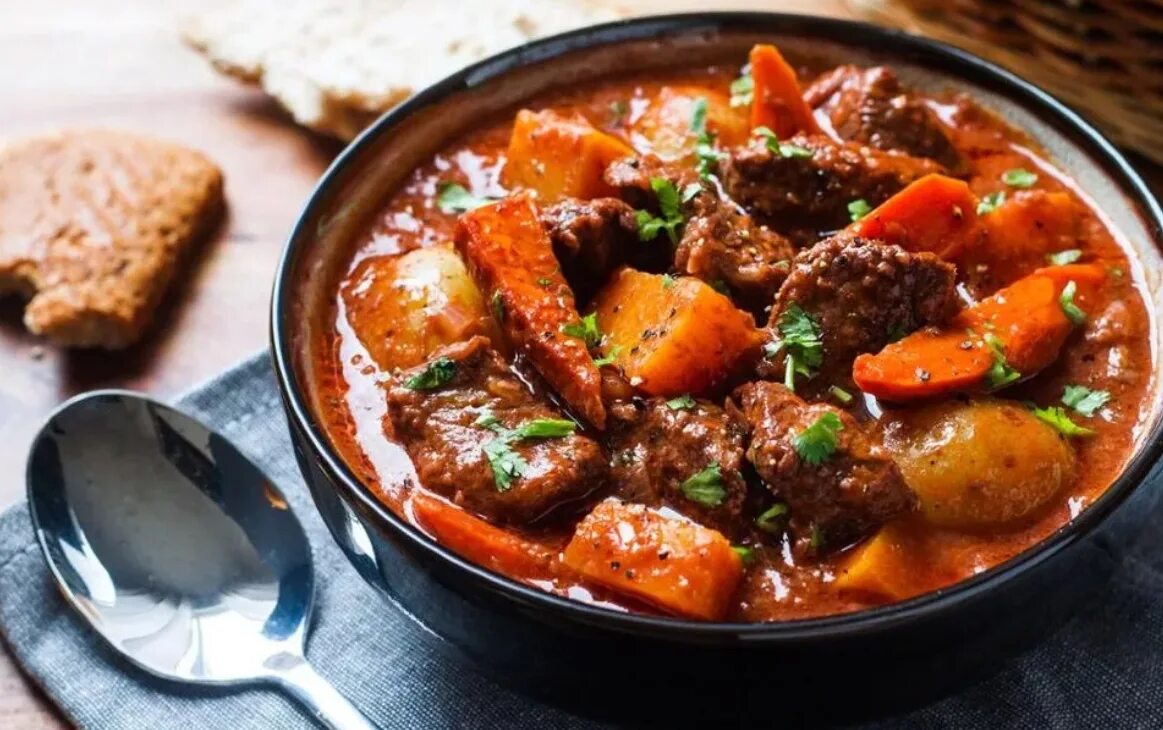 Простые рецепты блюд с мясом. Жаркое по домашнему из говядины. Beef Stew тушенка. Жаркое Саяны из говядины. Жаркое из говядины с овощами.