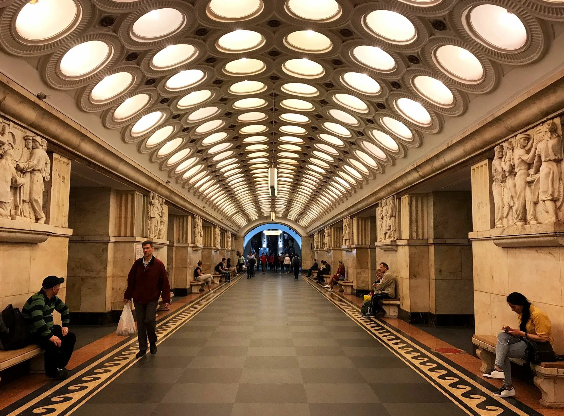 Московское метро очень. Маяковская станция метро Москва. Moscow Subway Station. Best Metro Station Moscow. Парижский метрополитен.
