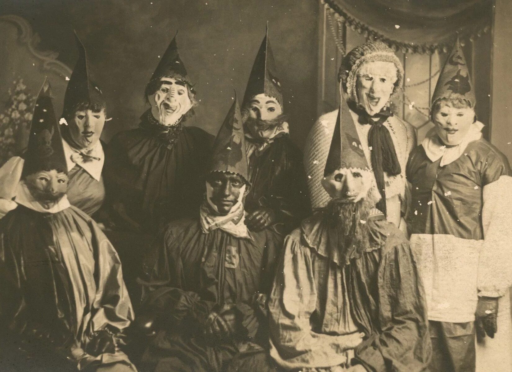Семейные призраки какой год. Хэллоуин в начале 20 века. Старые Хэллоуинские костюмы.