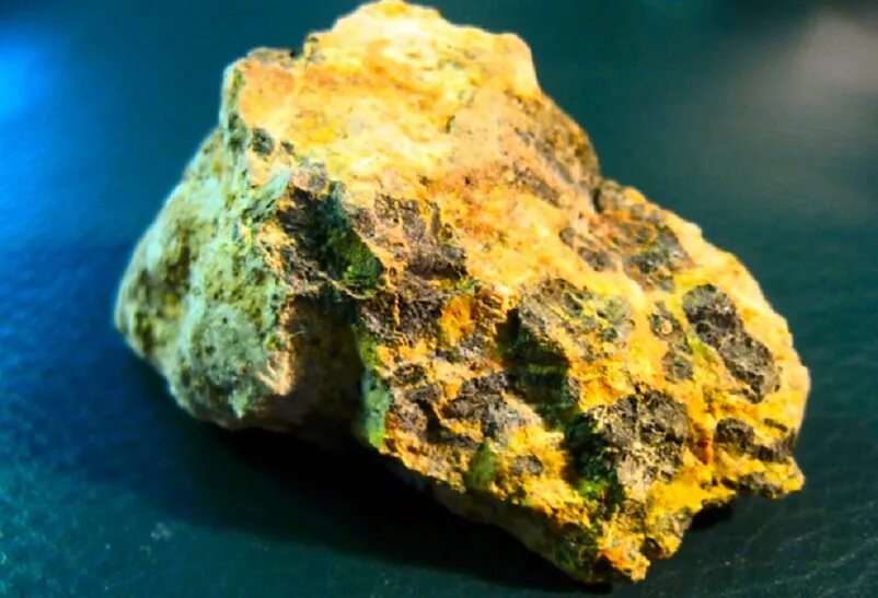 Сайт урана. Уран руда. Уран минерал радиоактивный. Уран полезное ископаемое. Торий-урановая руда.