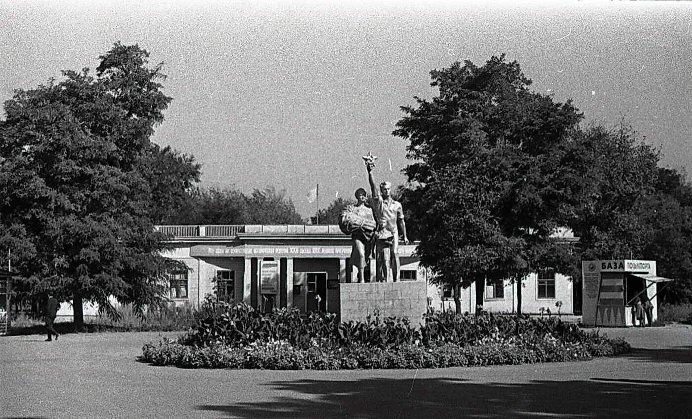 Ростов на дону 80 е годы. Ростов на дону парк островского старый. 1950 ростов на дону парк островского. ростов на дону парк островского 90-е. ростов на дону 80е вокзал.