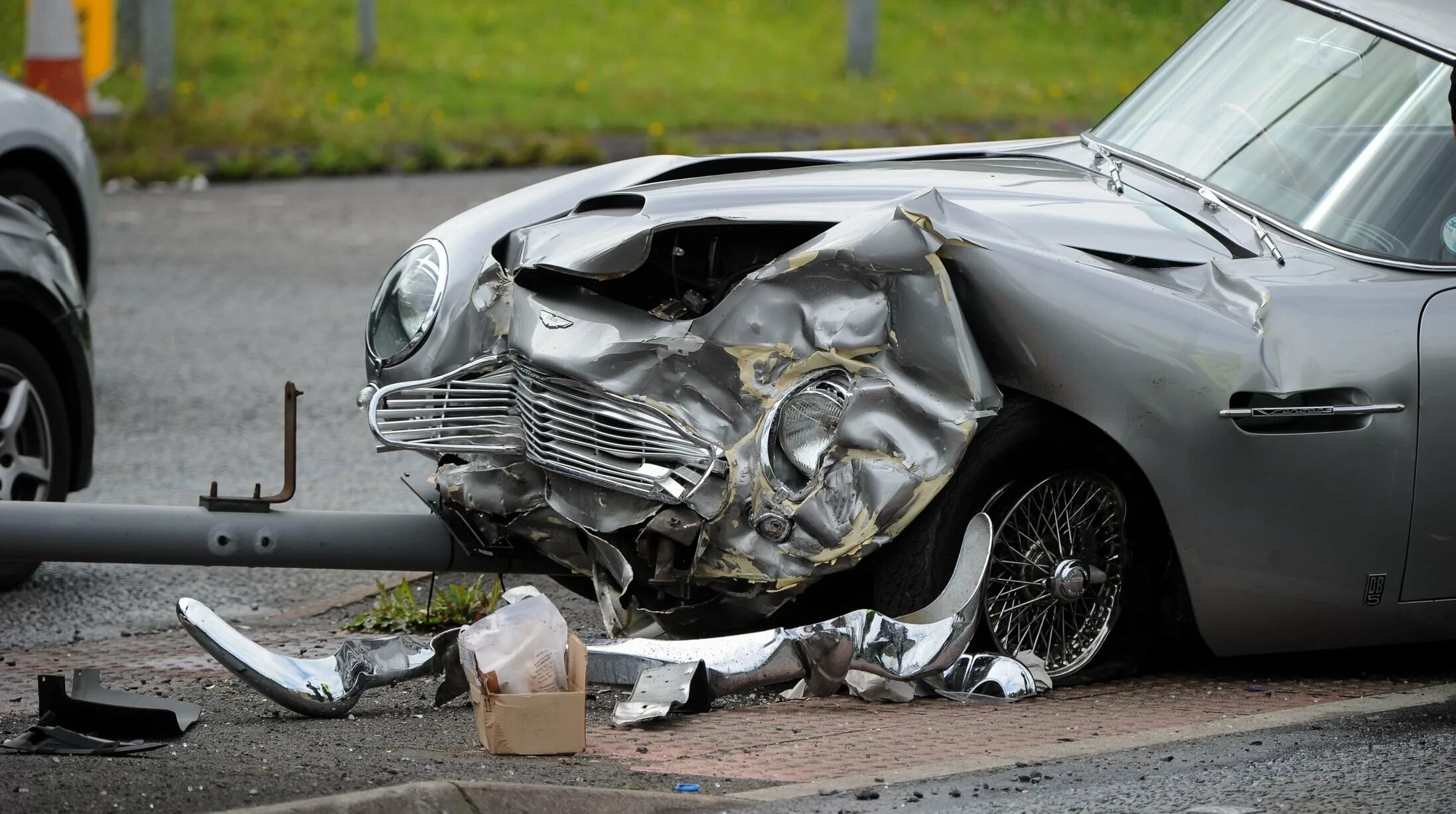 Разбей авто. Aston Martin DBS crash.