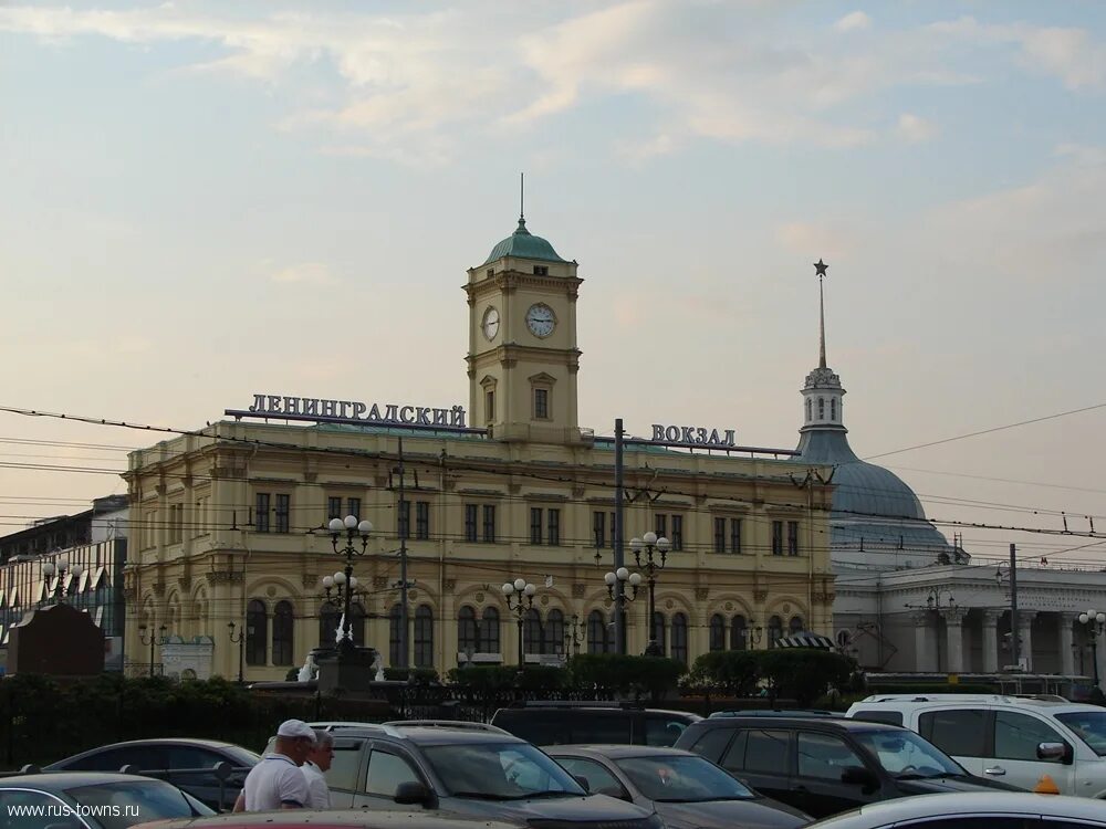 Ленинградский вокзал Москва. Здание Ленинградского вокзала. Московский и Ленинградский вокзалы. Вокзал Ленинградский Москва фото с лицевой стороны.