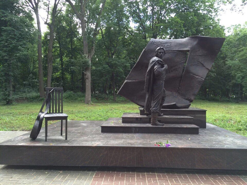 памятник талькову в щекино тульской области. памятник танка в щекино. памятник игорю талькову в щекино тульской области. памятники в щекино. памятник скорбящий воин с венком в щекино.