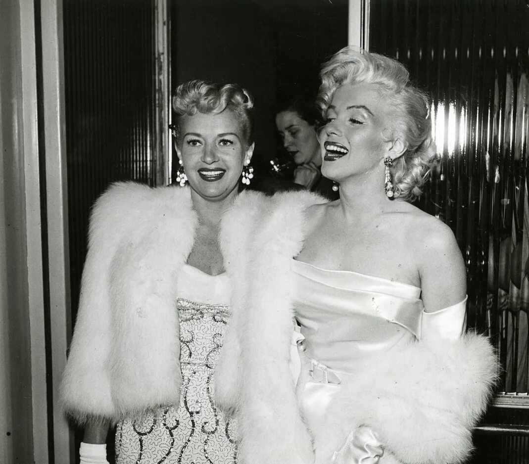 Элла фицджеральд и мэрилин монро. Мэрилин монро и элла фицджеральд. Мэрилин монро и джейн рассел. Джейн рассел и монро. Мерлин монро арт.