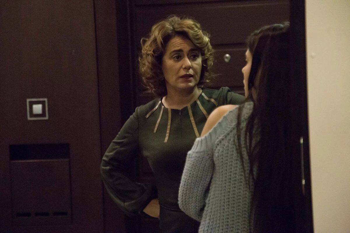 Дочери фазилет хазан. Назан кесал фазилет. Госпожа фазилет и ее дочери сериал 2 сезон. Госпожа фазилет и ее дочери 32. Городские легенды 2017.