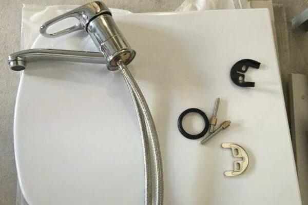 Как установить смеситель на раковину. Как крепить крепления смесителя lm8810c. смеситель для кухни frap крепление на шпильку. крепление смесителя ledeme к раковине. смеситель для ванны на 4ре отверстия хром maier ministar 43314cr.