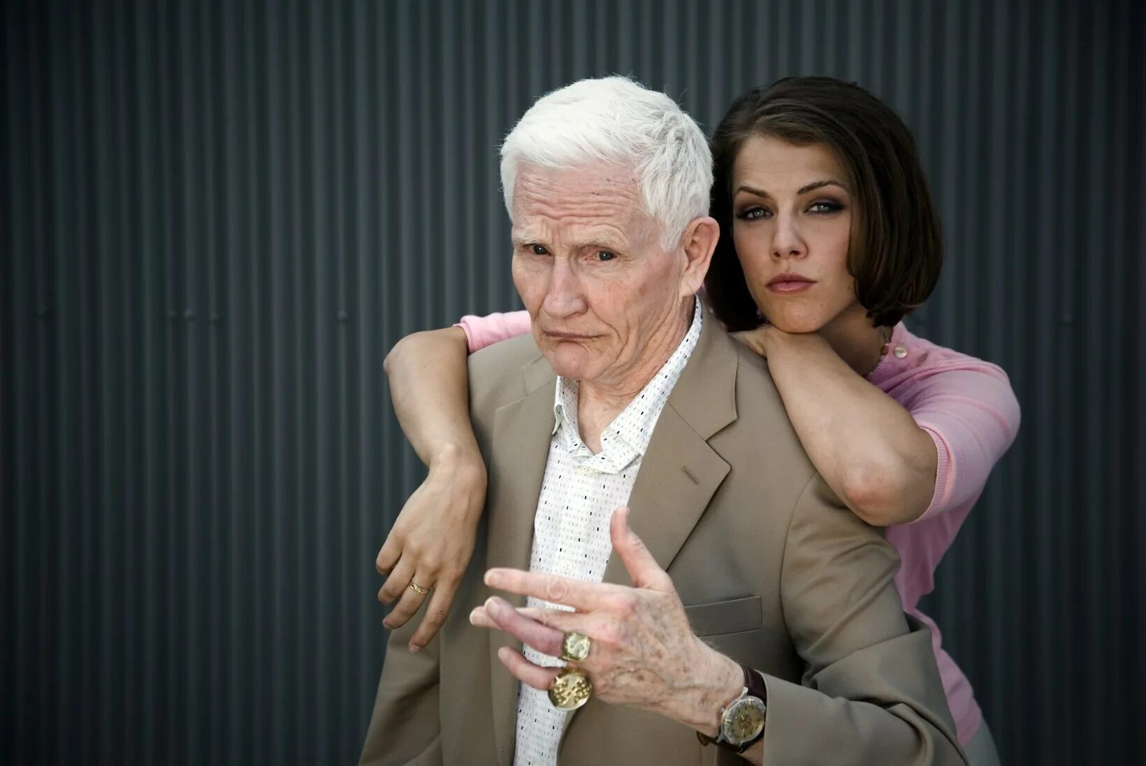 Влюбленные в возрасте. Молодые девочки с взрослыми мужиками. Соблазнение подростка. Блондинка со зрелым мужчиной. Молодая девушка и взрослый мужчина sugar daddy.