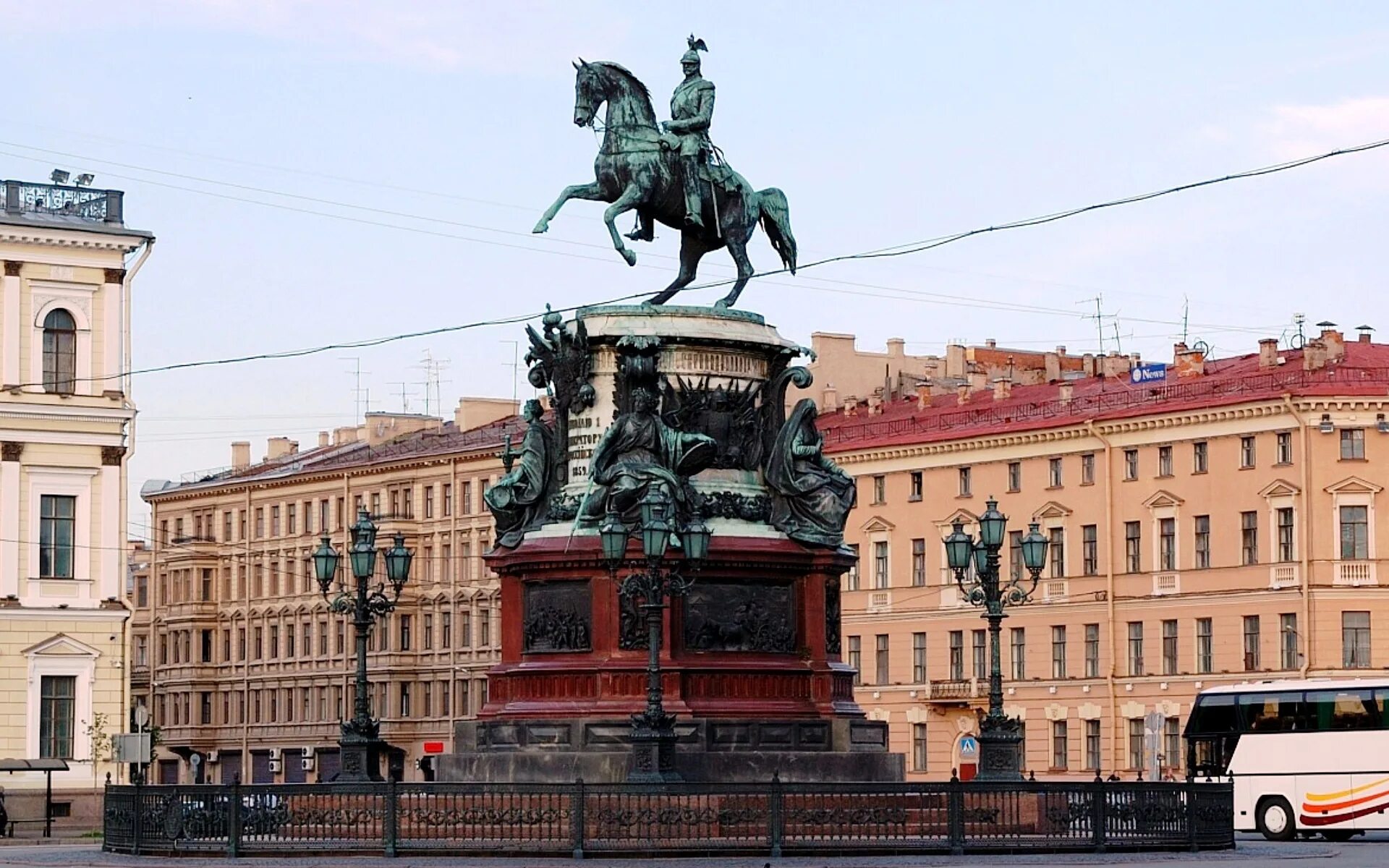 Петербург том 1. Памятник Николаю i на Исаакиевской площади в Петербурге. Памятник императору Николаю 1 в Санкт-Петербурге. Конная статуя Николая i в Санкт-Петербурге. Памятник Николаю i Исаакиевская площадь.