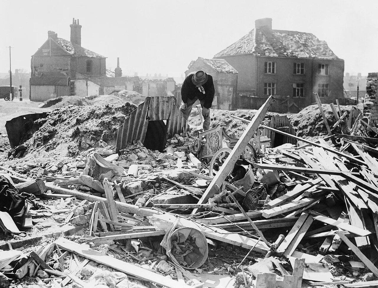 Германия будет разрушена. Бомбардировка Гамбурга 1943. Разрушенный войной дом. Руины после войны бомбежка.