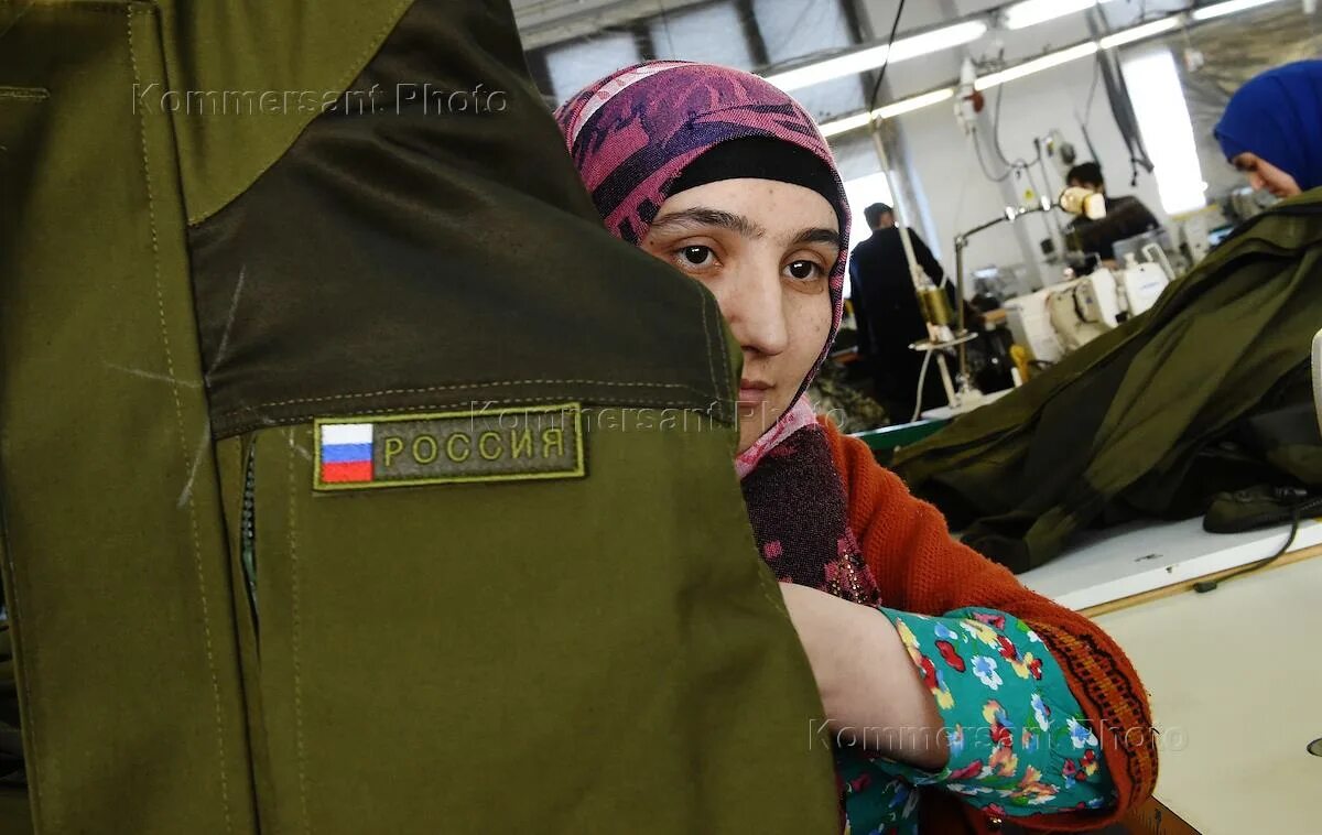 Виноваты ли таджики. Таджики в русской деревне. Таджики в Хакасии. Таджичка в селе. Таджик Умеда.