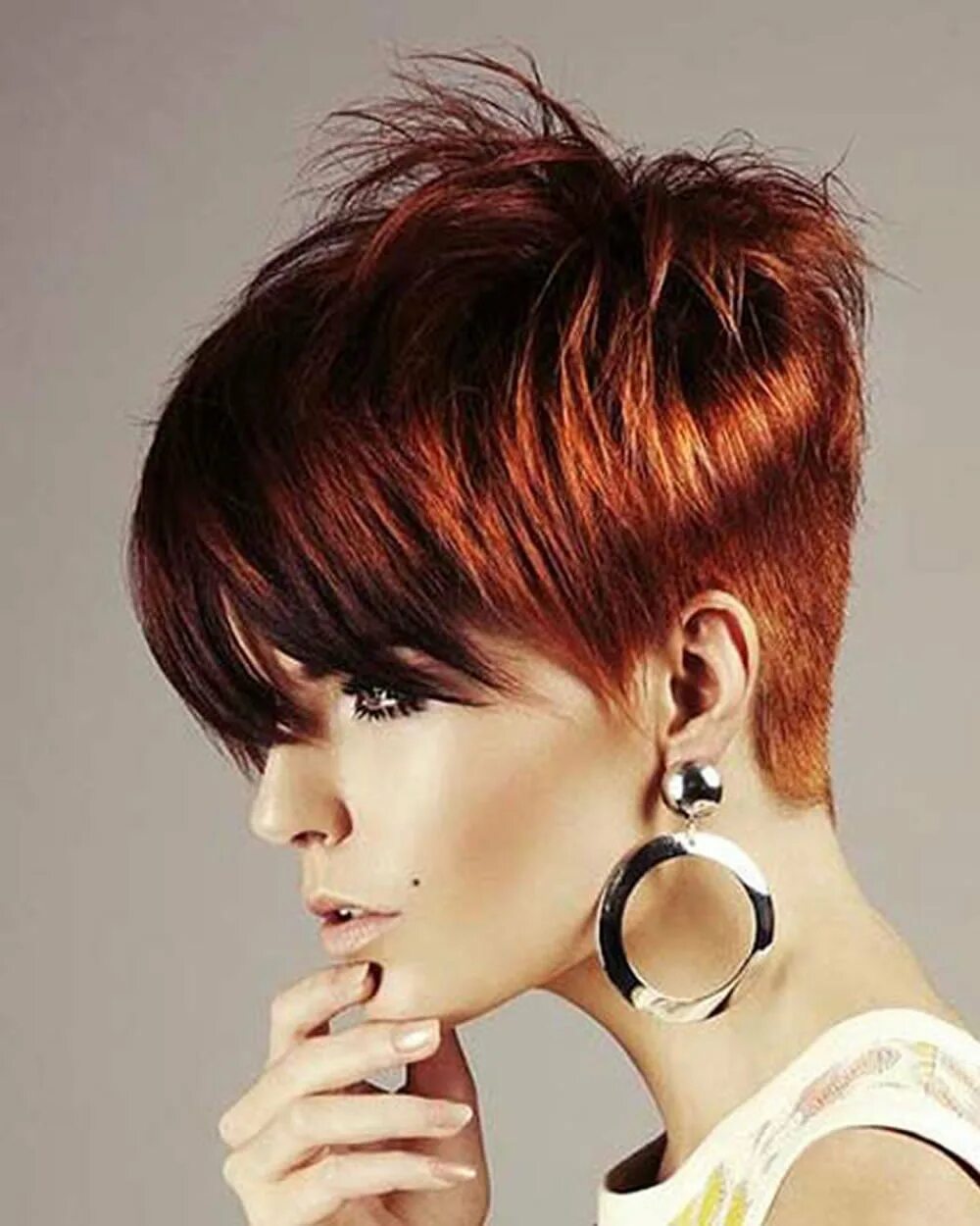 Стрижка пикси гаврош. Гарсон гаврош каприз. Стрижка пикси ежик на короткие волосы. Пикси ирокез. Стрижка гаврош на короткие волосы для женщин.