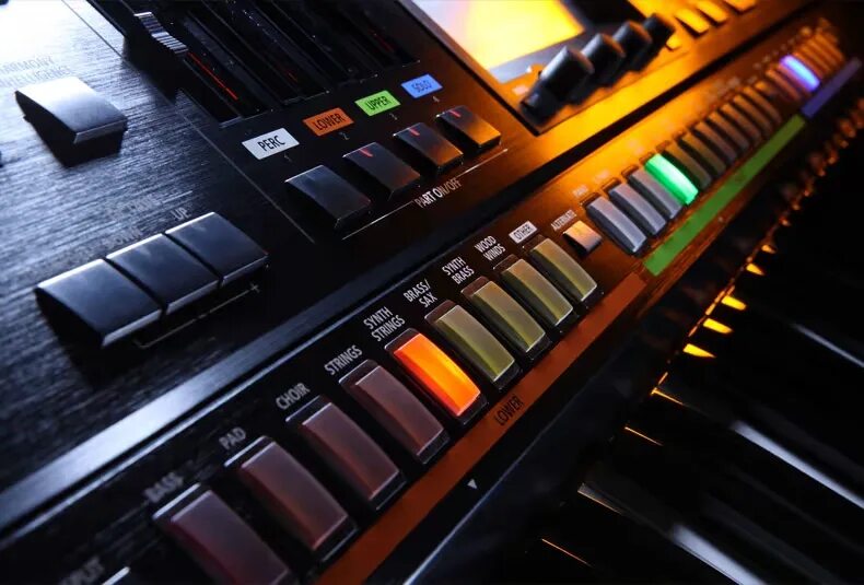 гитара арт. техно диджей. музыканты на природе. рабочий музыкальный. музыкальная тематика.