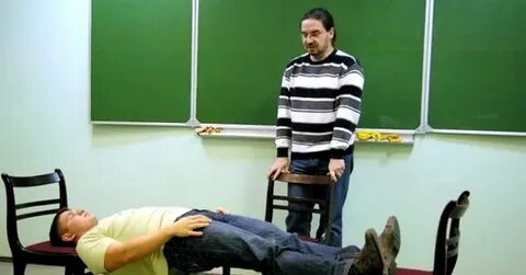 Лежать на двух стульях
