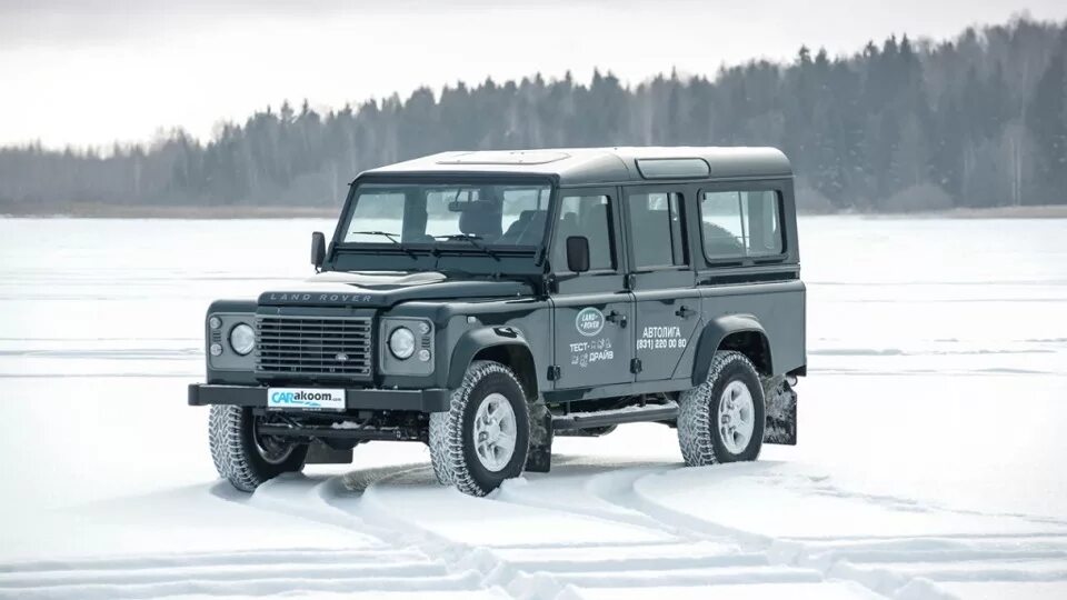 Defender видео. Легендарный ленд Ровер Дефендер. Тест драйв Дефендер. Ленд Ровер Дефендер 2006 тест драйв. Ленд Ровер Дефендер тест драйв видео.