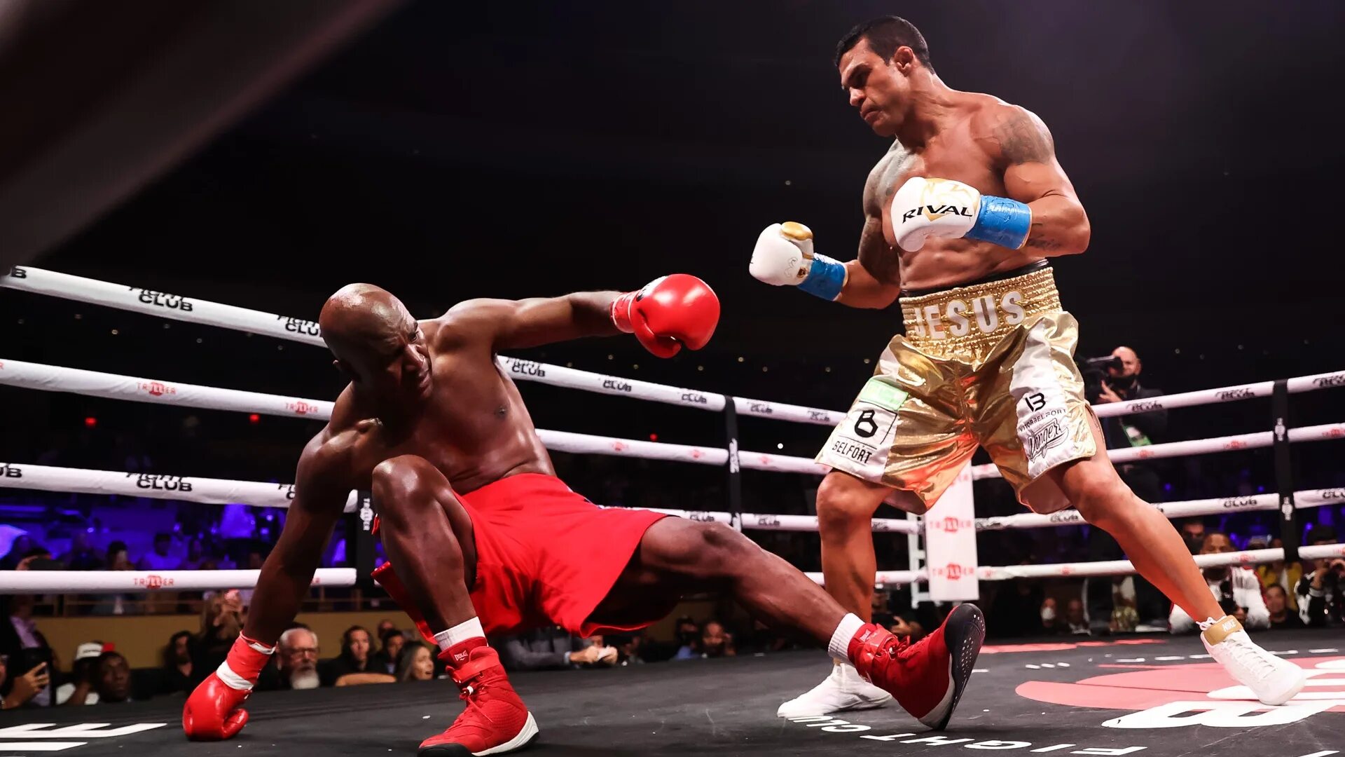 Бой усика и джошуа. Ломаченко комми бой. Холифилд белфорт бой. Ryan garcia боксер. Свежий бокс.