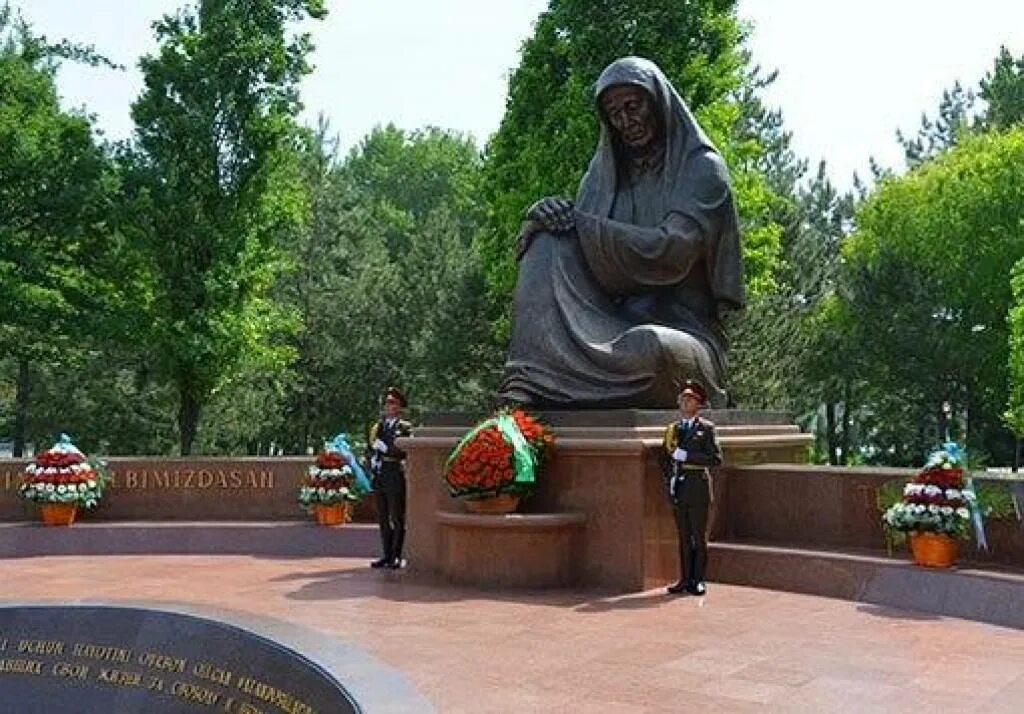 Xotira kuni. Монумент Скорбящей матери Ташкент. Памятник Скорбящей матери в Самарканде. Статуя Скорбящей матери Узбекистан. Хотира майдони Ташкент.