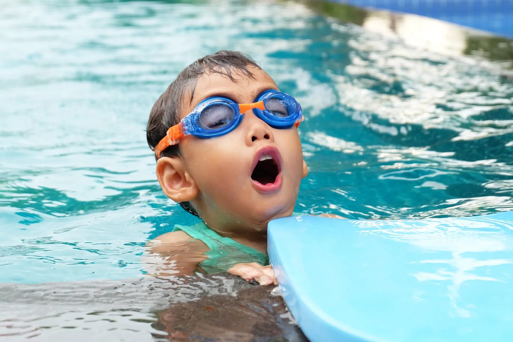 The children are swimming. Дети в бассейне. Плавание в бассейне дети. Дети плавают в бассейне. Мальчик плавает в бассейне.