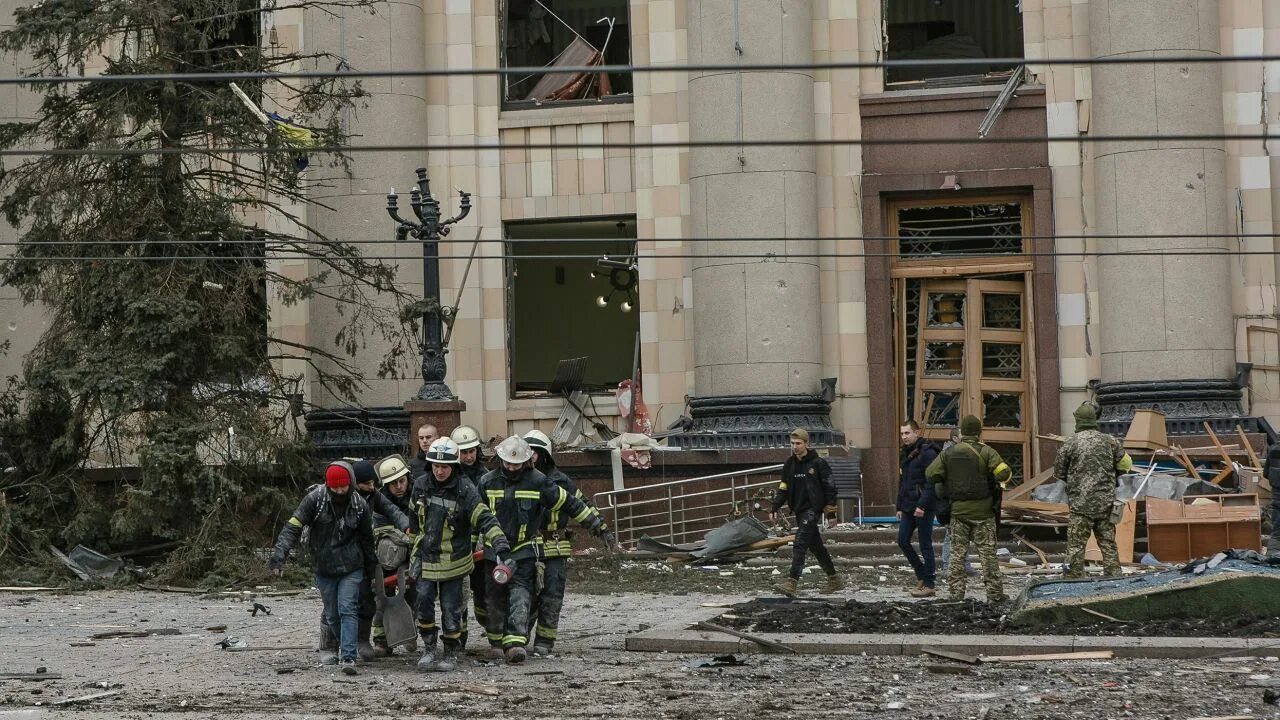 Харьков новости взяли. Харьковская областная администрация взрыв. Харьков ОГА. Взрыв здания. Авиаудар по зданию администрации.