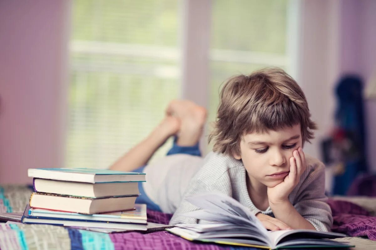 Читать чтобы мыслить впр. Школьник читает книгу. Подросток с книжкой. Дети читают. Мальчик с книжкой.