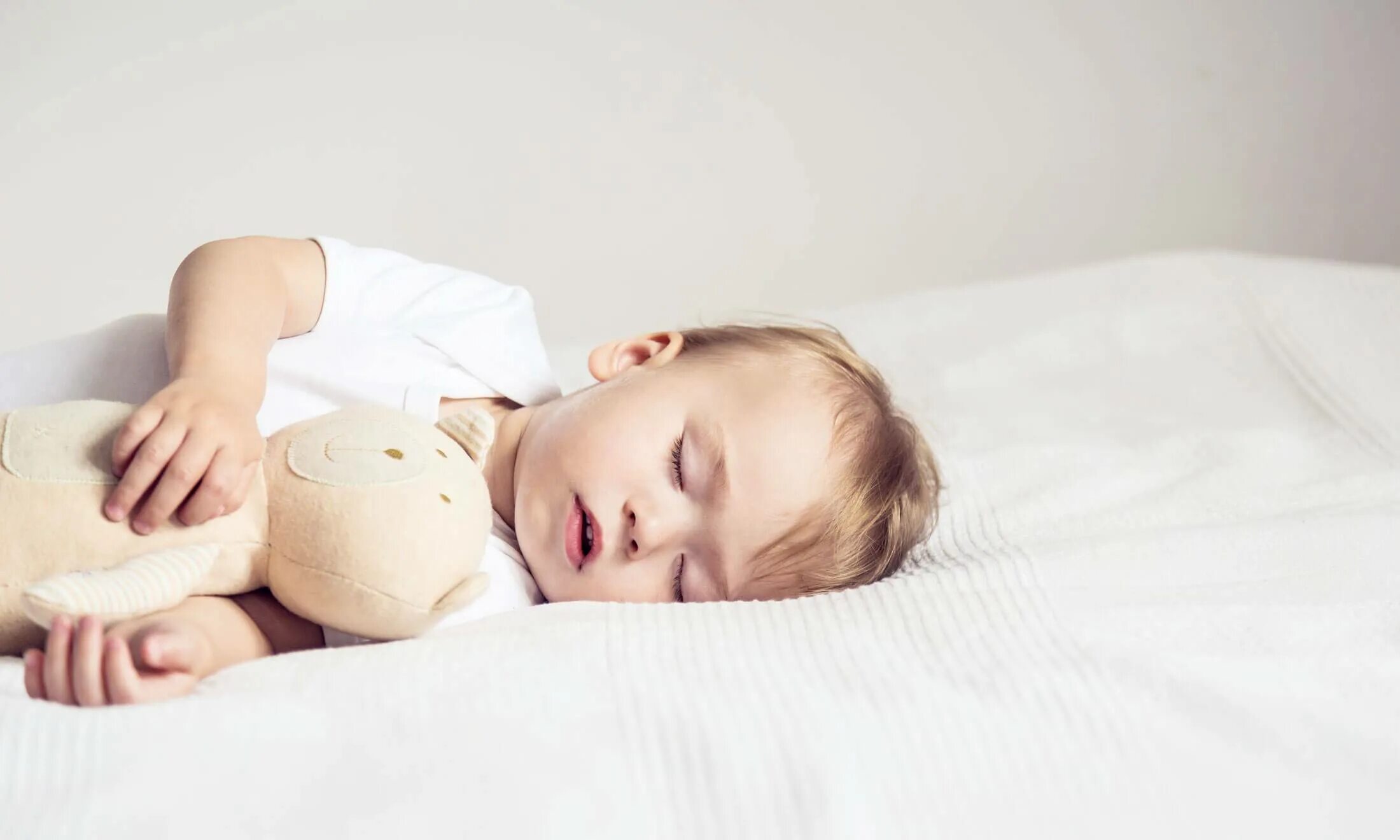 Сильно потеет голова во сне у ребенка. Спящий ребенок. Здоровый сон ребенка. Спящие малыши.