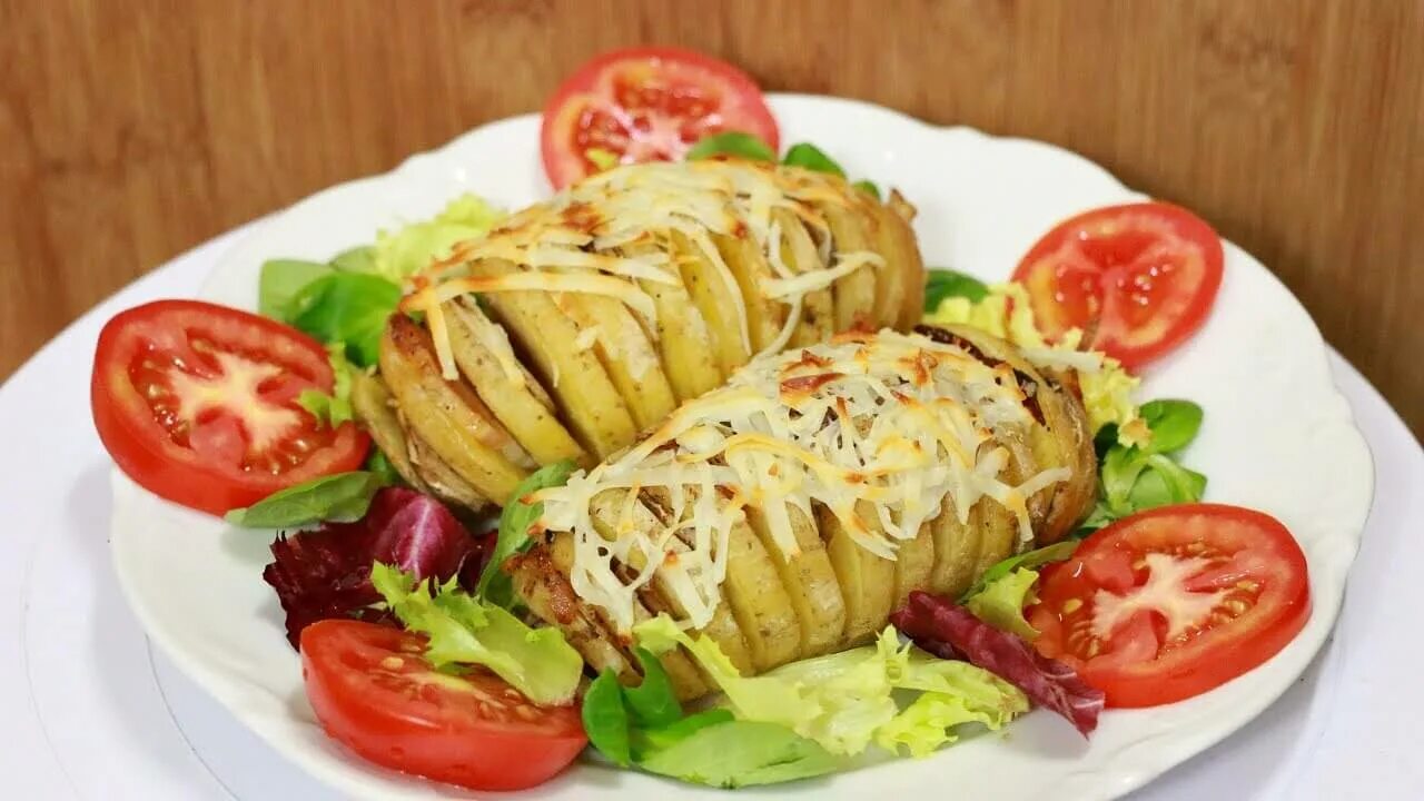 Картофель в духовке с ветчиной и сыром. Картошка гармошка. запеченная картошка гармошка. картофель гармошка запеченный в духовке. картошка гармошка с беконом и сыром в духовке.