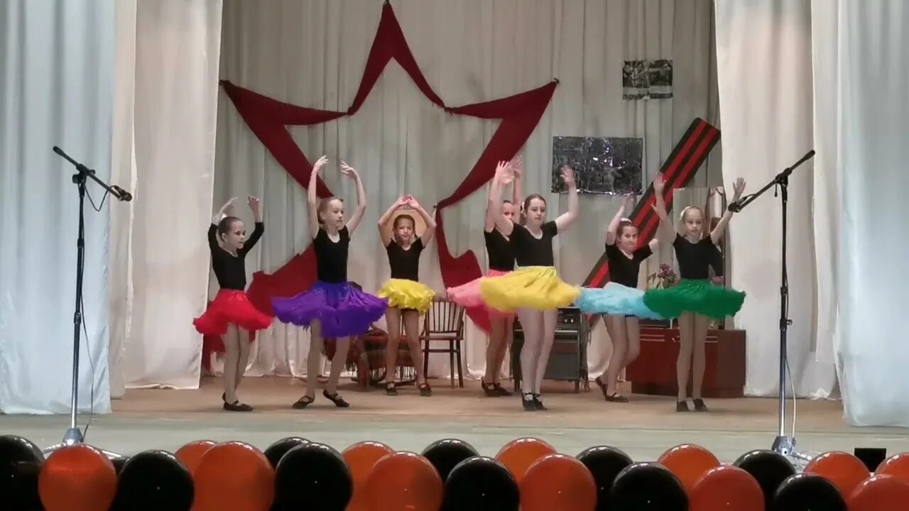 Песни для танца в школе. Школа танцев. Детская школа танцев. Школьники танцуют. Школьные танцы.