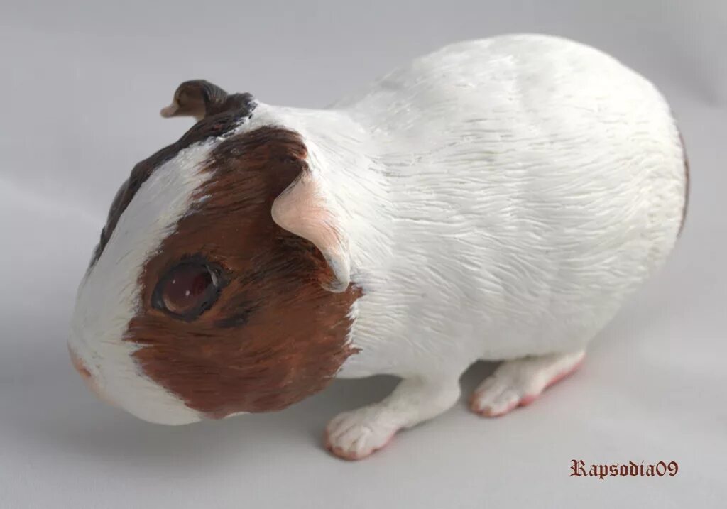 Морская свинка из полимерной глины. Хомячок из пластилина. Фигурка морская свинка. Морская свинка из пластилина. Хомяк лепка.