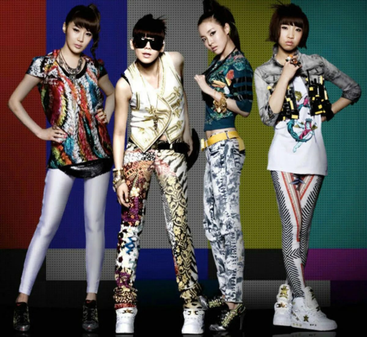 Y3k стиль. Кпоп айдол. 2ne1 3 поколение. Kpop Idol outfit. К поп стиль одежды.