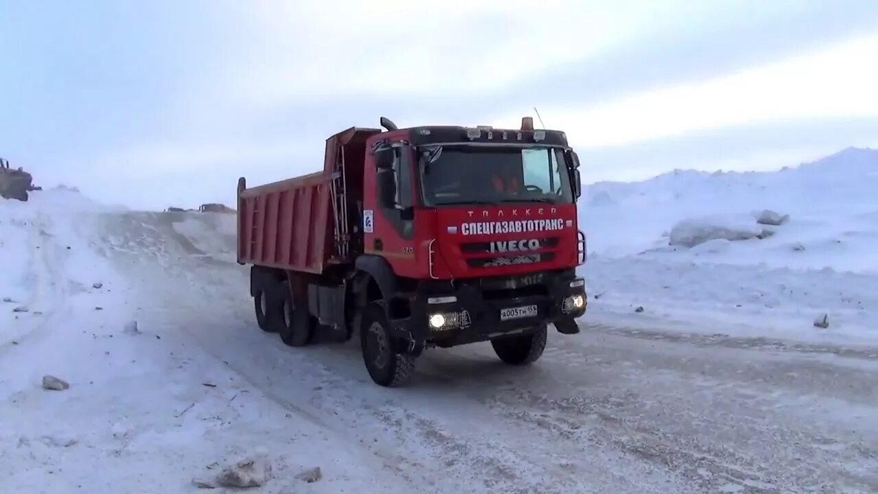 Водитель приморский край самосвала. Самосвал вахта. Водитель самосвала. Водитель автосамосвала. Водитель вахтовки.