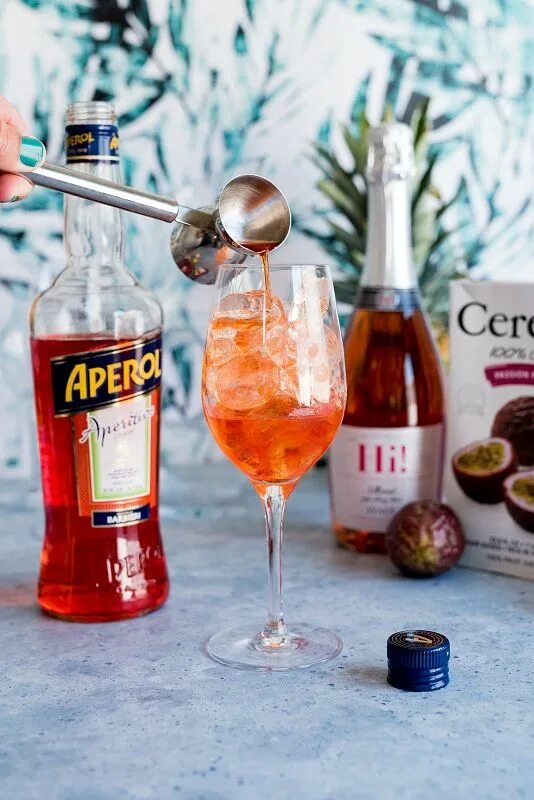 С чем пьют апероль в домашних. Тропический Апероль Спритц. Aperol Spritz вино. Апероль ананасовый. Апероль и Джин коктейль.