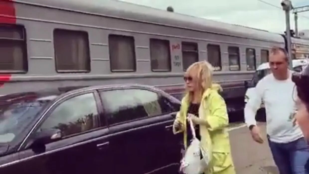 Пугачева о ракете в больницу. Пугачева на перроне рижского вокзала. пугачева на перроне. пугачева на машине на перроне.