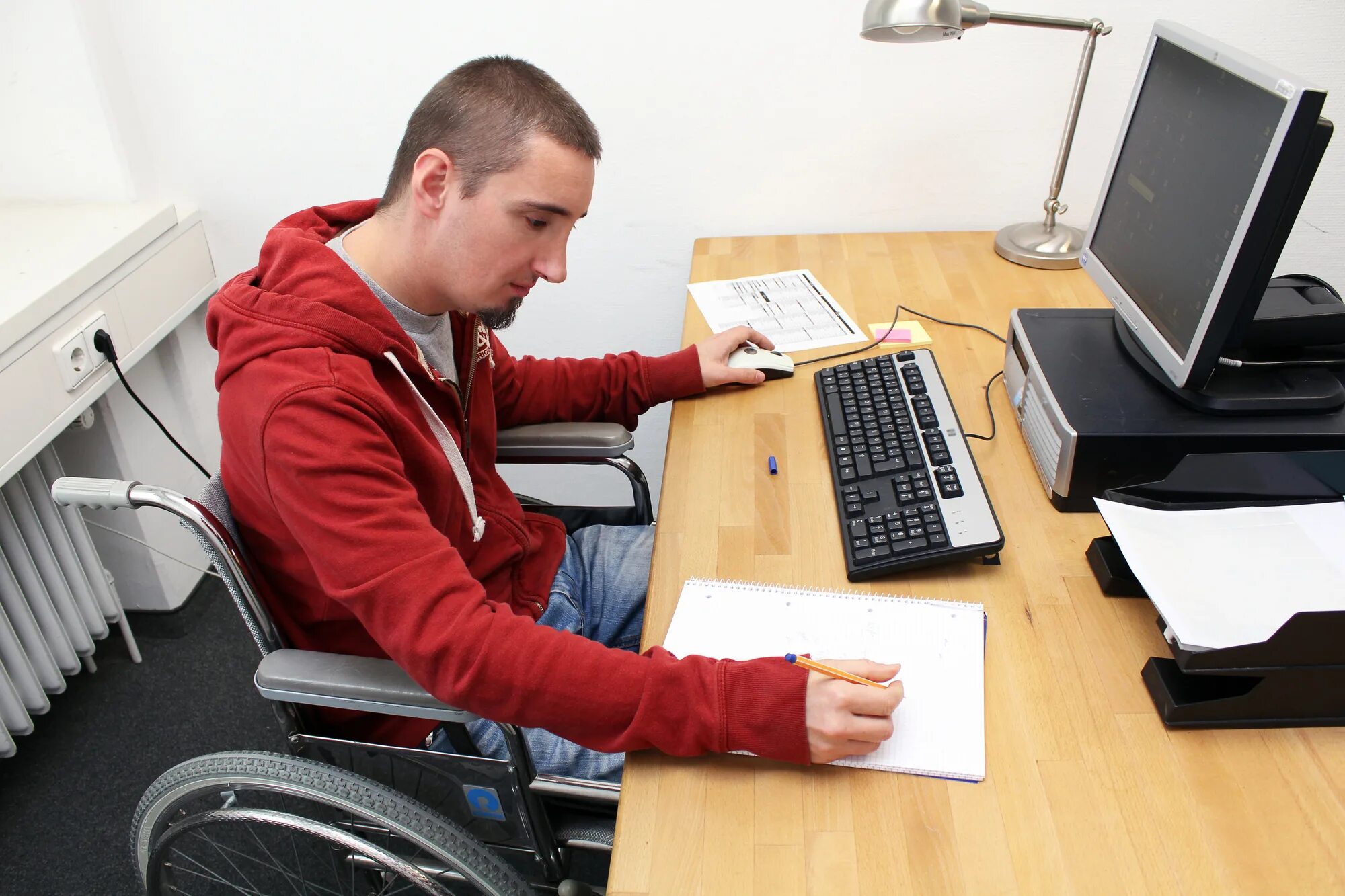 Работа для ограниченных людей. Инвалид за компьютером. Компьютеры для людей с ограниченными возможностями. Компьютер для инвалидов. Трудоустройство инвалидов.