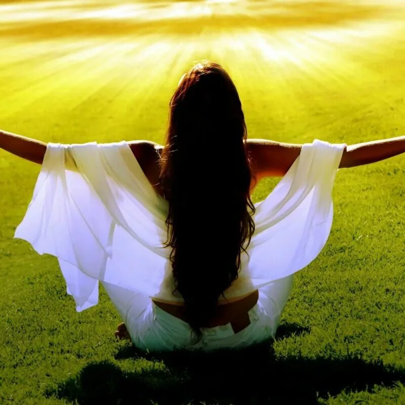 Открытка все еще будет. Открытки всё лучшее впереди. Девушка уходит. Девушка идет по дороге. Лучшее позади.