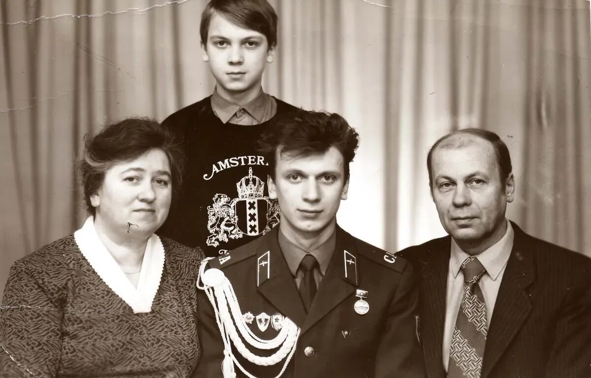 Родители сергея светлакова. Родители сергея светлакова. Светлаков семья. Брат сергея светлакова. Отец сергея светлакова.