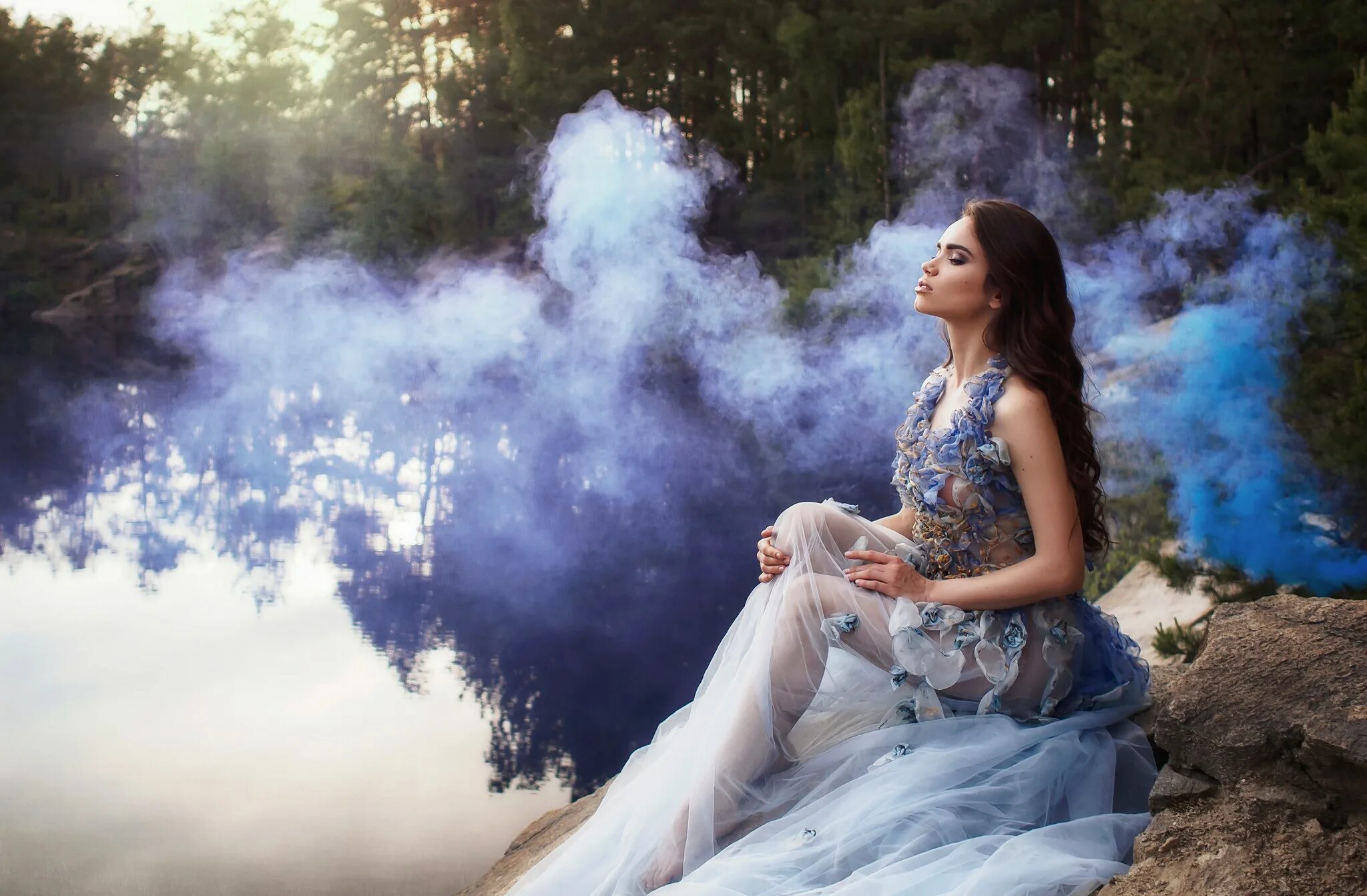 Туман романтика. Инна Вальтер дымом. Инна Вальтер курит. Фотосессия с дымом. Женщина в дымке.