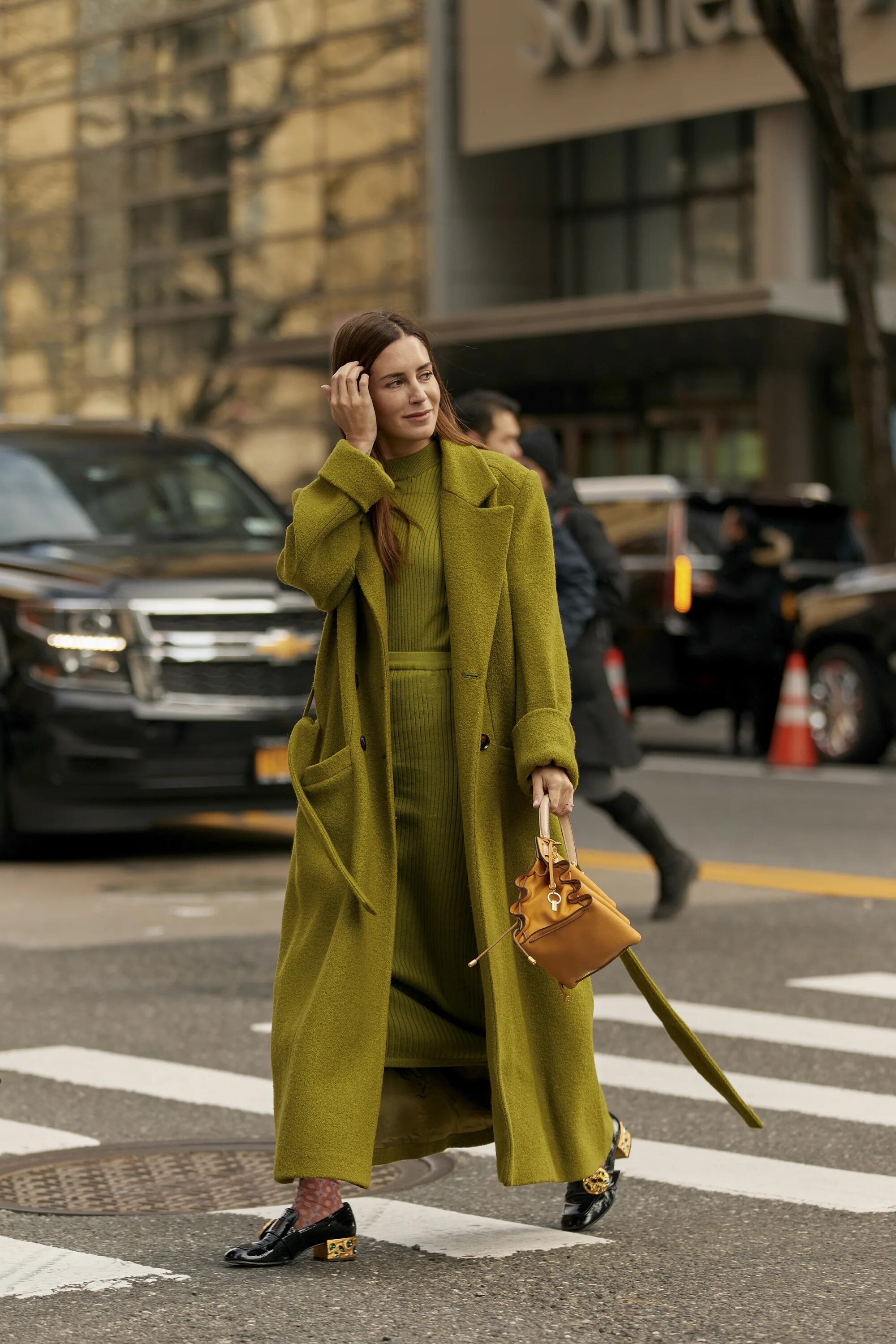 Модная верхняя одежда на осень 2025. Пальто тренч street style 2025. street style new york осень 2025. стрит стайл нью-йорк осень 2025. тренч стрит стайл 2025.