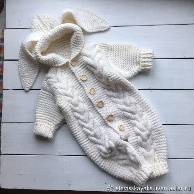 Реглан спицами для новорожденного 0-3 месяцев схема сверху спицы. Комбинезон для новорожденных спицами. Детский комбинезон вязаный 74см выкройка. Ребенок в вязаном комбинезоне. Кофта для младенца с косами.