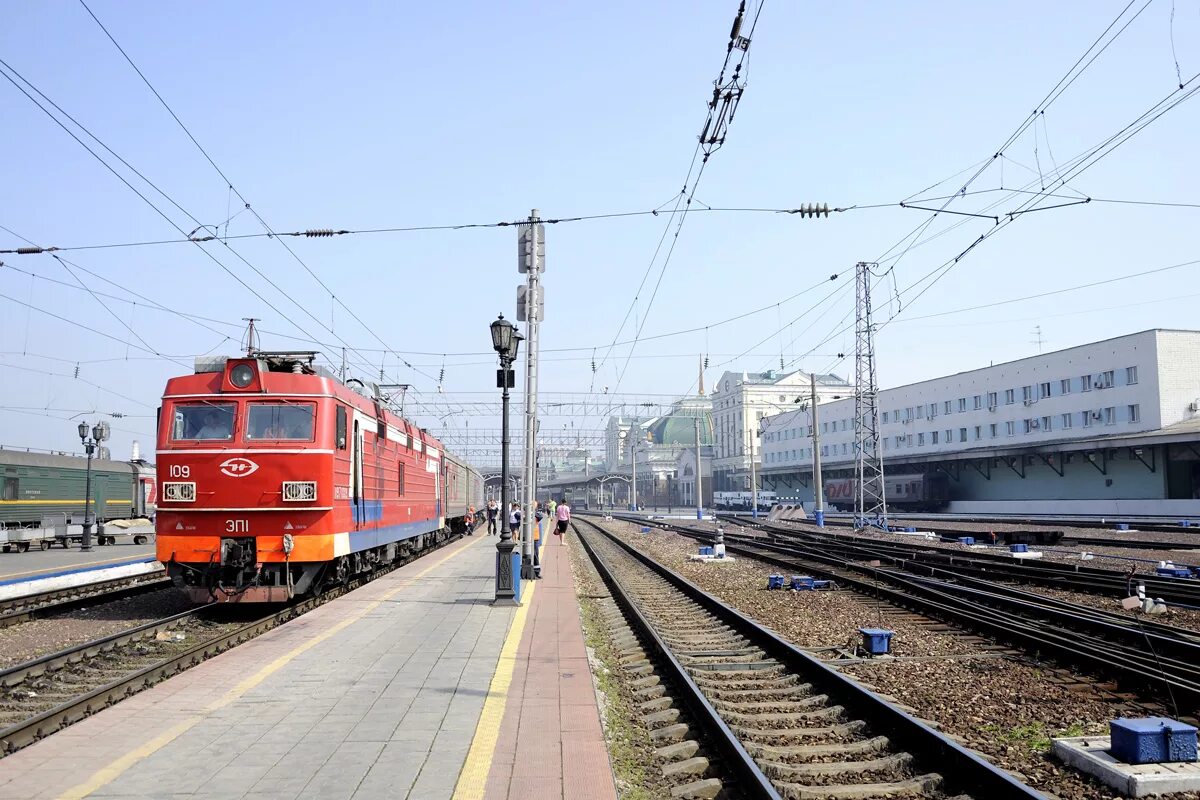 платформа красноярск. вокзал в красноярске перрон. жд вокзал красноярск перрон. красноярск-северный станция. станция красноярск пассажирский.