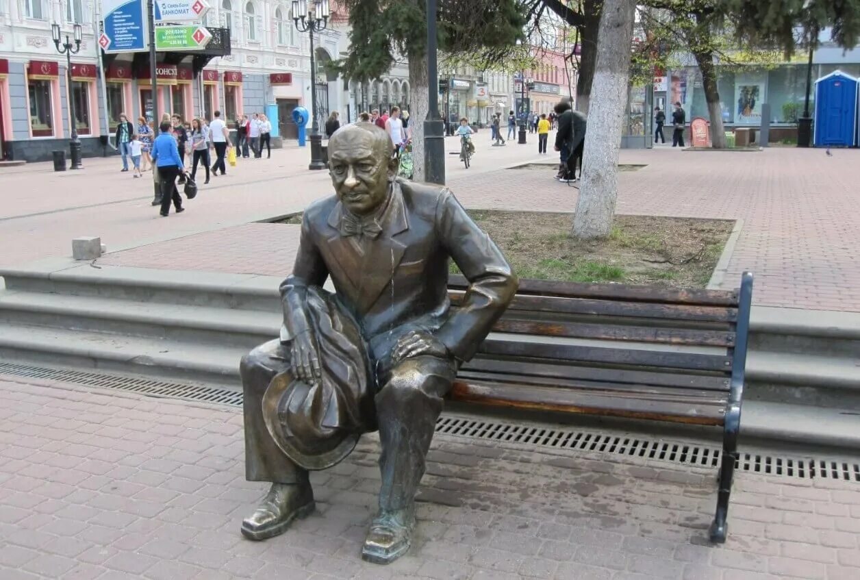 Памятник Евгению Евстигнееву в Нижнем Новгороде. Евстигнеев памятник в Нижнем Новгороде. Скульптура Евстигнеева в Нижнем Новгороде. Театр евстигнеева нижний