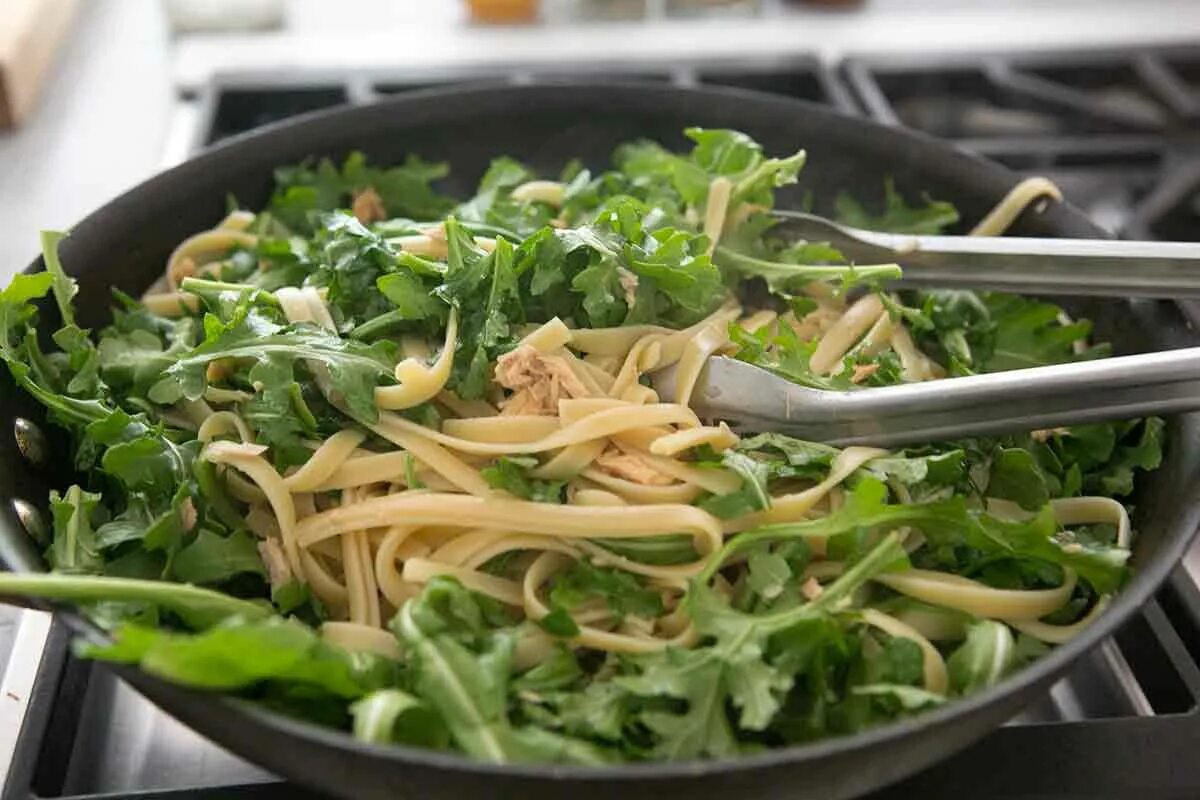 Маринованная руккола. Салат с сыром и базиликом. Arugula salad. Руккола разновидности с фото. Заготовка рукколы в банках.