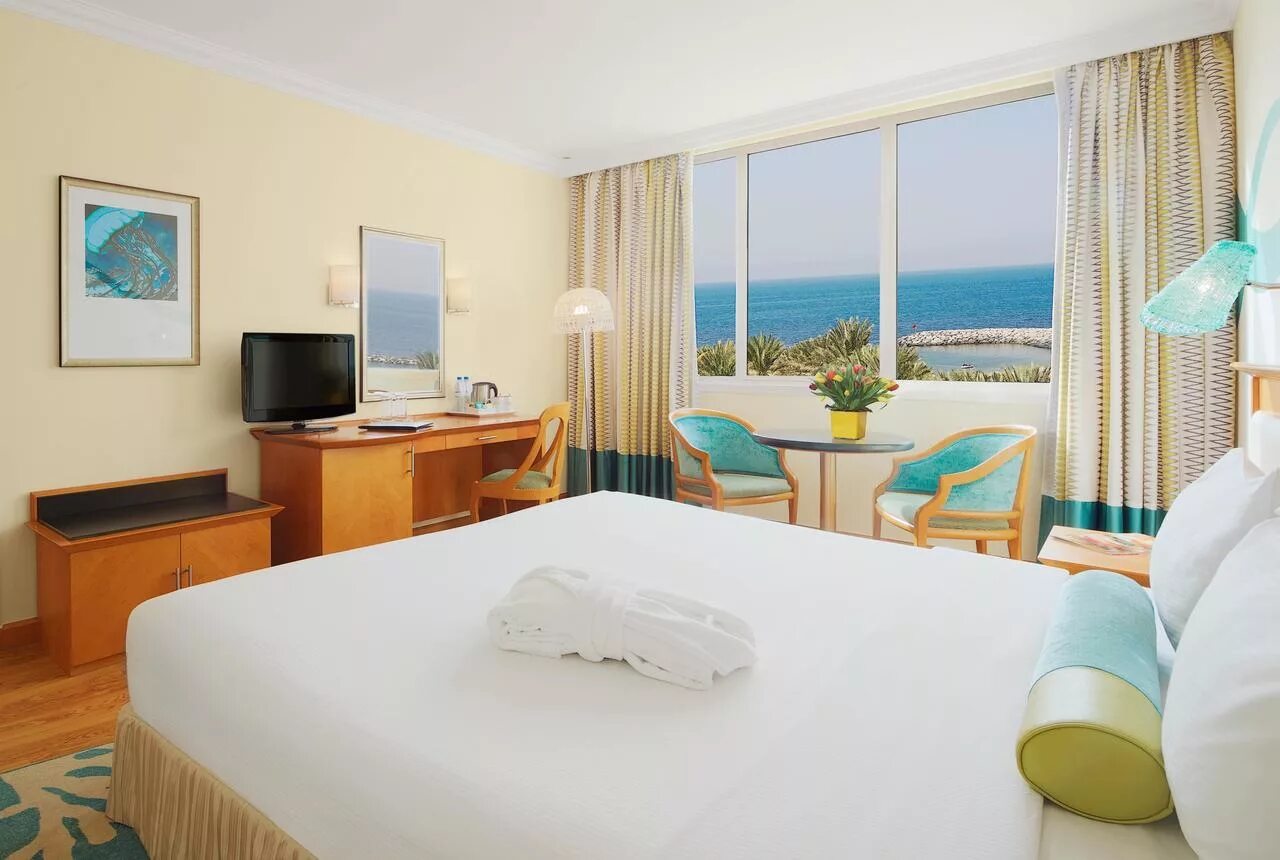 Отель coral beach. Отель Корал Бич Шарджа. Coral Beach Resort Sharjah 4 Шарджа. Корал Бич отель Дубай.