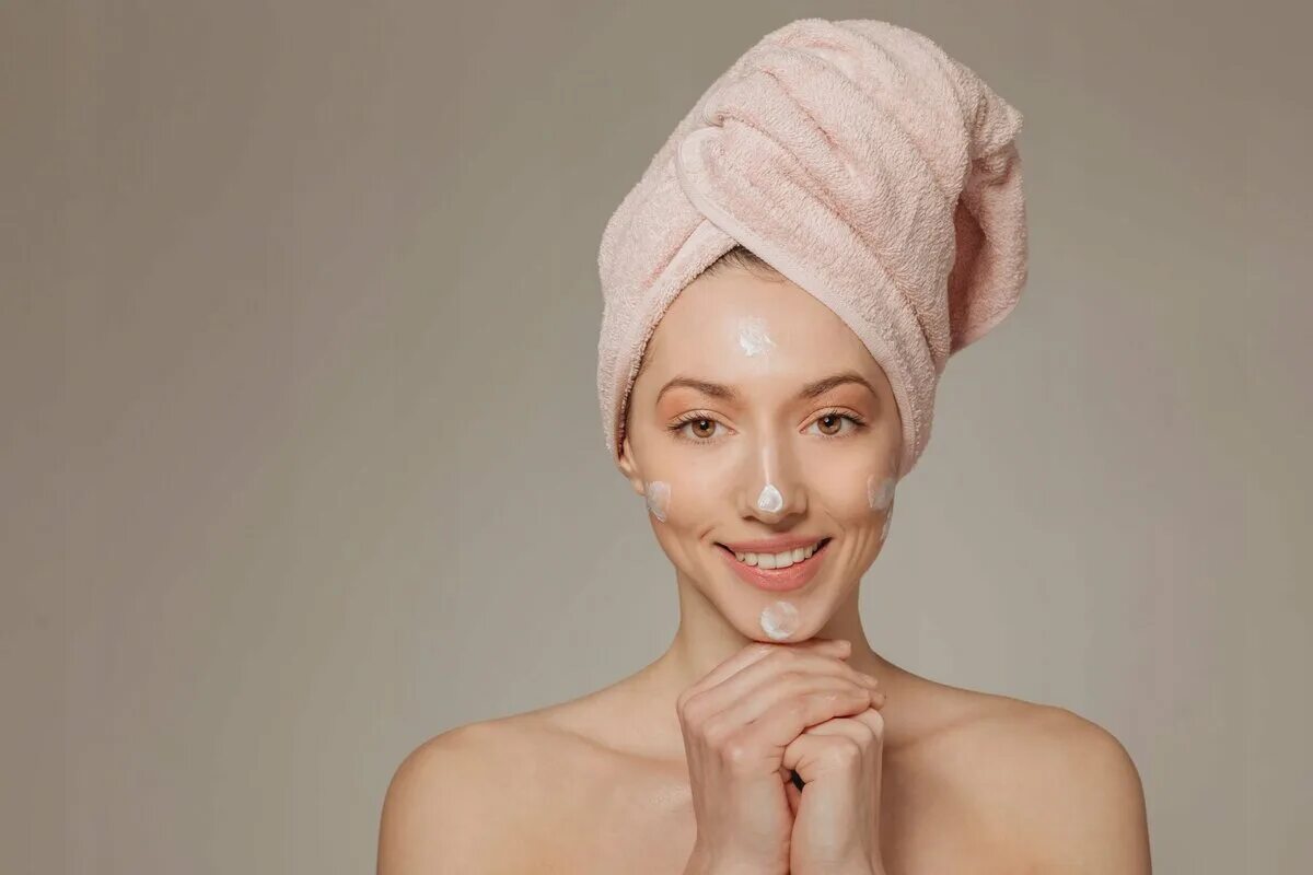 Девочка в полотенце. Девушка с полотенцем на голове. Женщина с полотенцем на голов. Тюрбан. Фотосессия с полотенцем на голове.