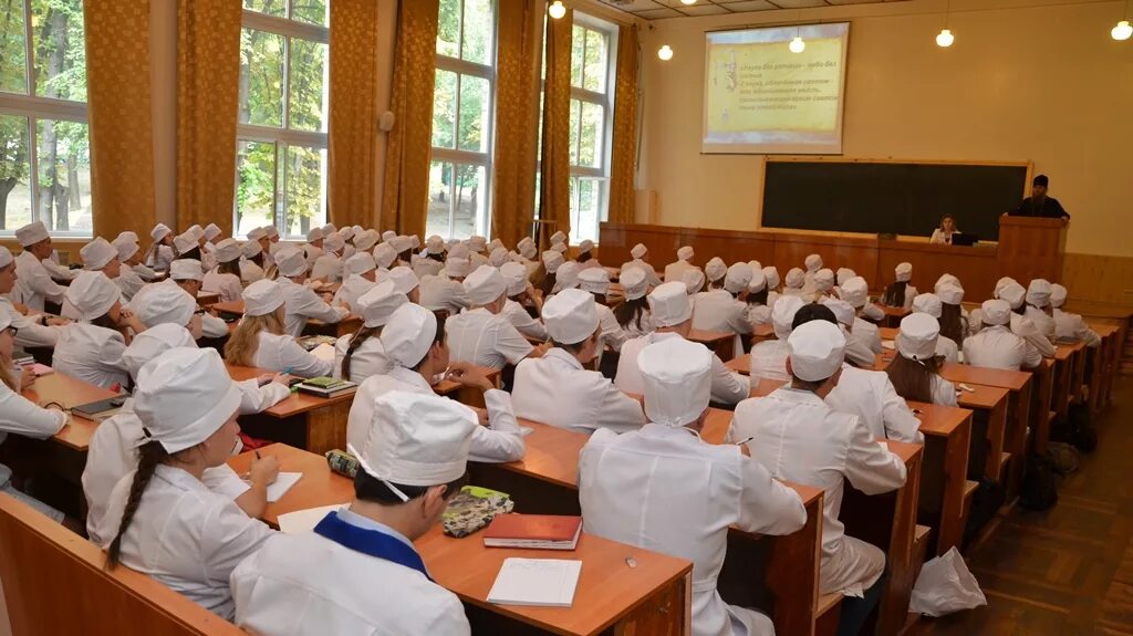 Мед институт врачи. Лекция в медицинском вузе. Студенты медики в аудитории. Студенты медицинского колледжа. Лекции в медицинском колледже.