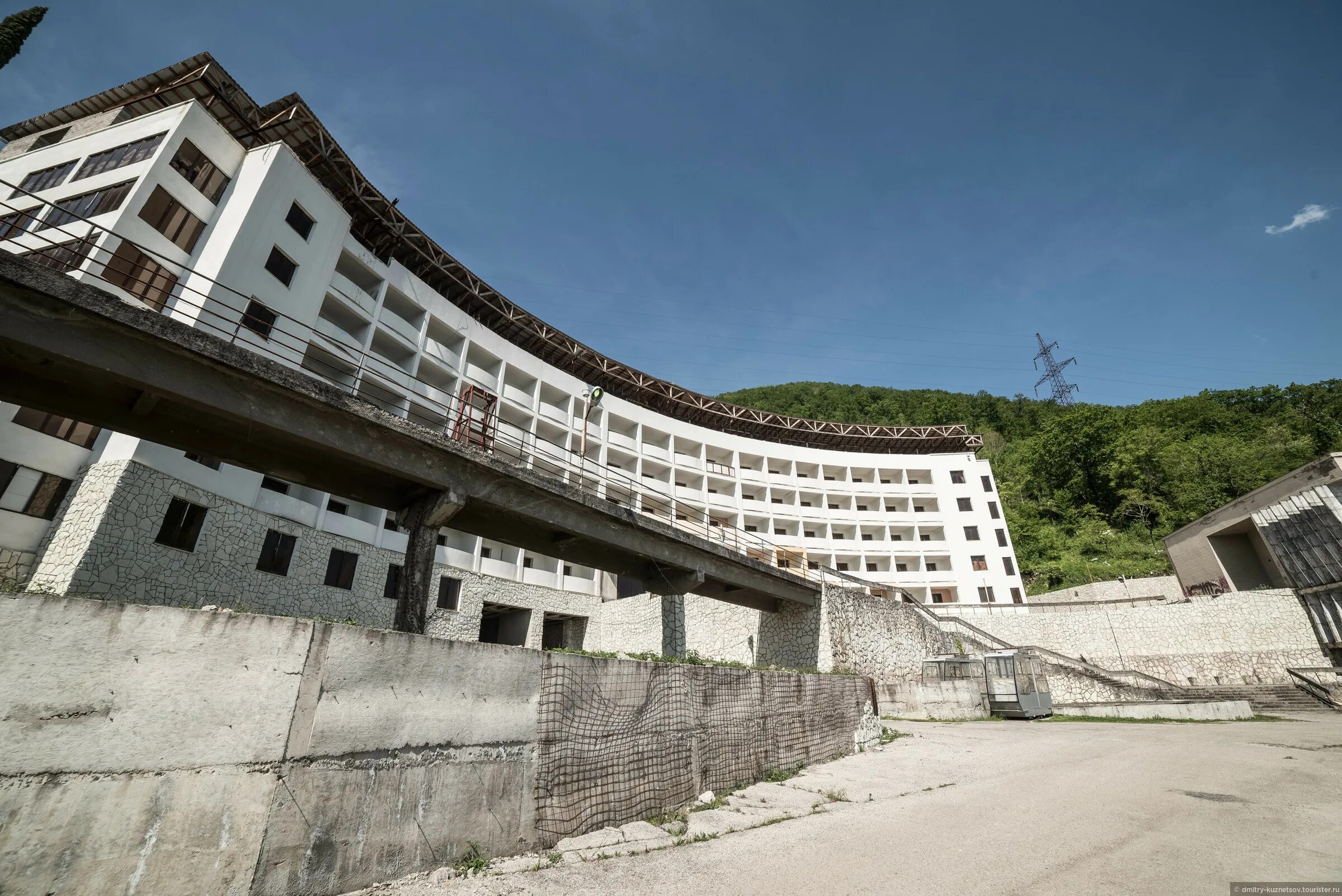 Заброшенный пансионат скала гагра. Заброшенный санаторий грузия в гаграх. Гагра пансионат скала ссср. Скала пансионат гагра гагра. Санаторий скала гагра.